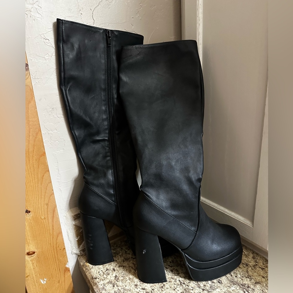 Forever 21 Black Platform Boots - Picture 4 of 4
